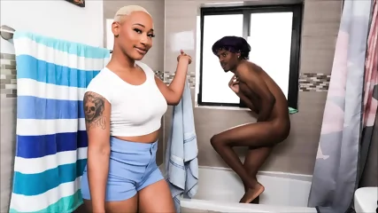 Thick Ass Daphne - My Stepmom Wants My Load - Vidéo premium HD - MILF | Jeux de Rue