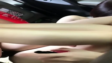 My Girlfriend Used Her  Serve A Stranger Right In The Car - Video Porno Gratuite HD | Jeux de Rue
