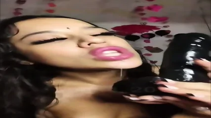 Mira Como  Chupa Su Dildo Negro - Video Porno Gratuite HD | Jeux de Rue