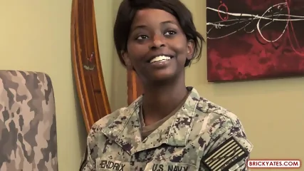 Soldier Gets Dick - Vidéo premium HD - Ebony | Jeux de Rue