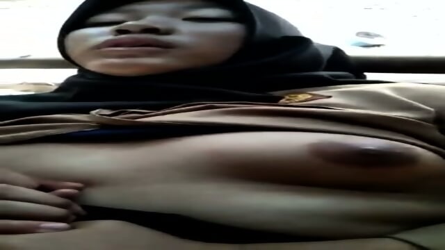 CROT DI DALEM CEWEK NYA NANGIS FULL DI https://s.id/bocilsempit