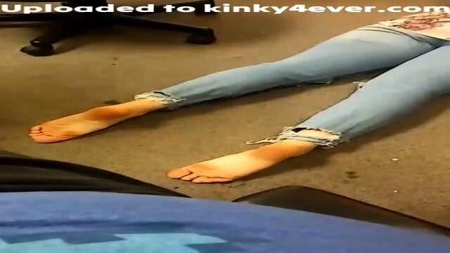 Dark Haired Woman In Blue Jeans Poses Barefoot - Video Porno Gratuite HD | Jeux de Rue