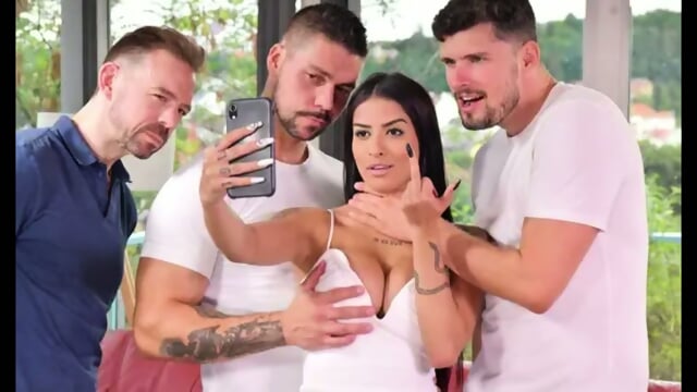 Brunette with big tits loves group fuck with double penetration - Plan a Trois - Threesome en HD | Jeux de Rue
