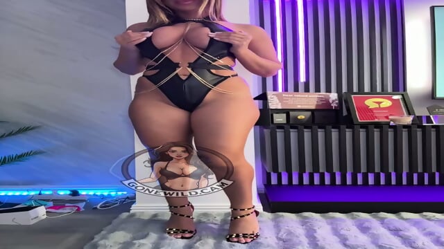 Latina Bombshell"¯+"¯Huge Boobs: Hot Twerk & Tease
