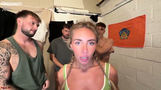 She Looks Like A Terminator, But Everybody Love Her - POV - Point de Vue en HD | Jeux de Rue